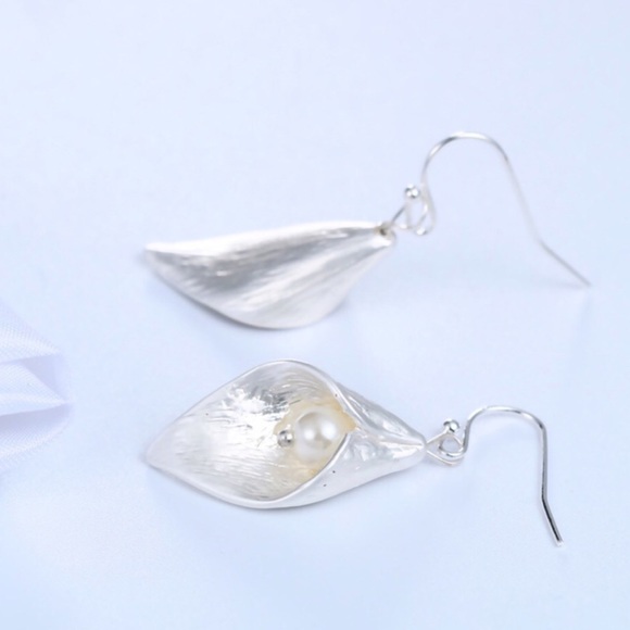 🎁 Gold Pearl Calla Lilly Earrings - Picture 7 of 7